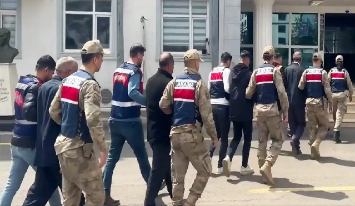 25 ilde silah ka&ccedil;ak&ccedil;ılarına operasyon: 404 g&ouml;zaltı