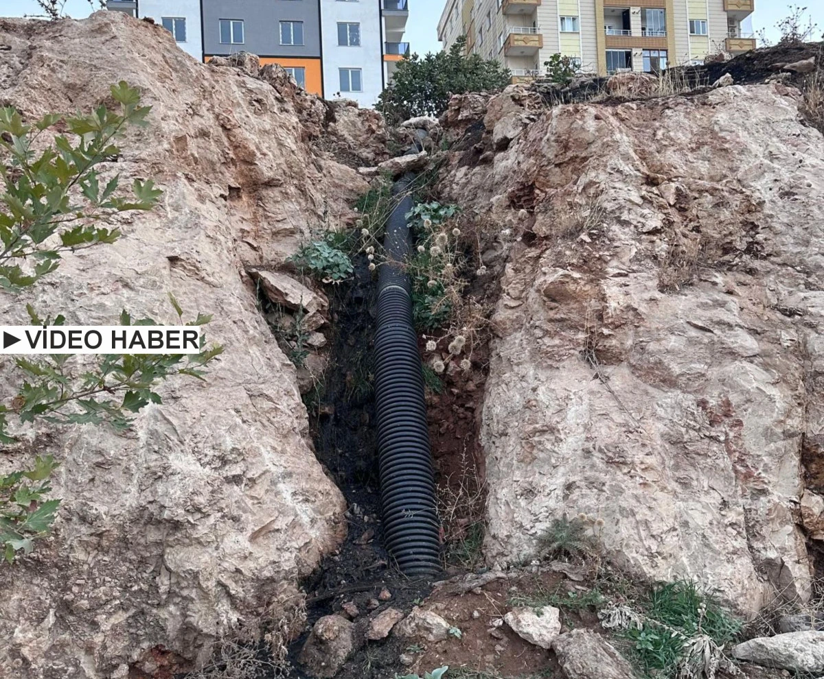 Açıkta akan kanalizasyon tehlike saçıyor