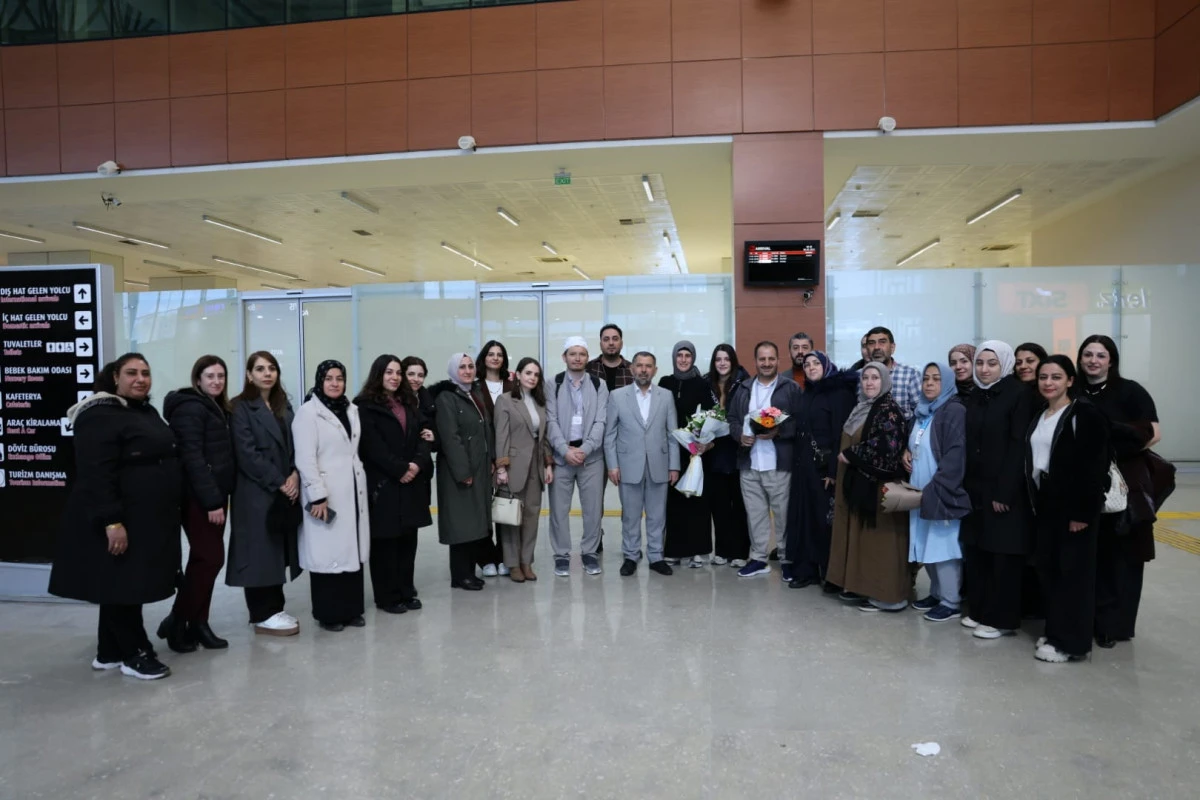 "AİLE YILI" KAPSAMINDA MARDİN'DEKİ PROJE KAPSAMINDA UMREDEN D&Ouml;NEN &Ccedil;İFTLER DUYGUSAL KARŞILAMA