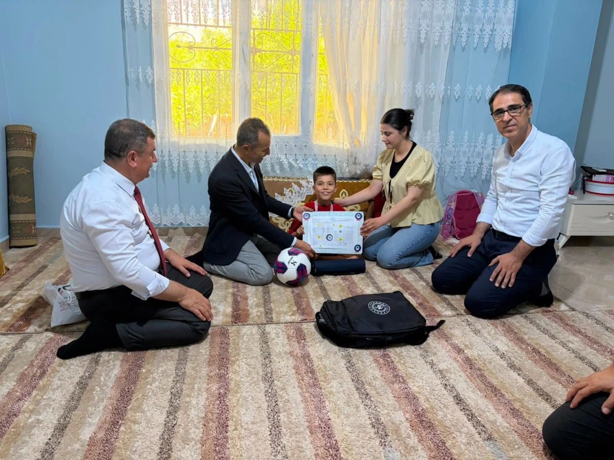 Anafartalar İlkokulu&rsquo;nda Karne Sevinci, Evde Eğitim Alan &Ouml;ğrenciye Anlamlı Ziyaret