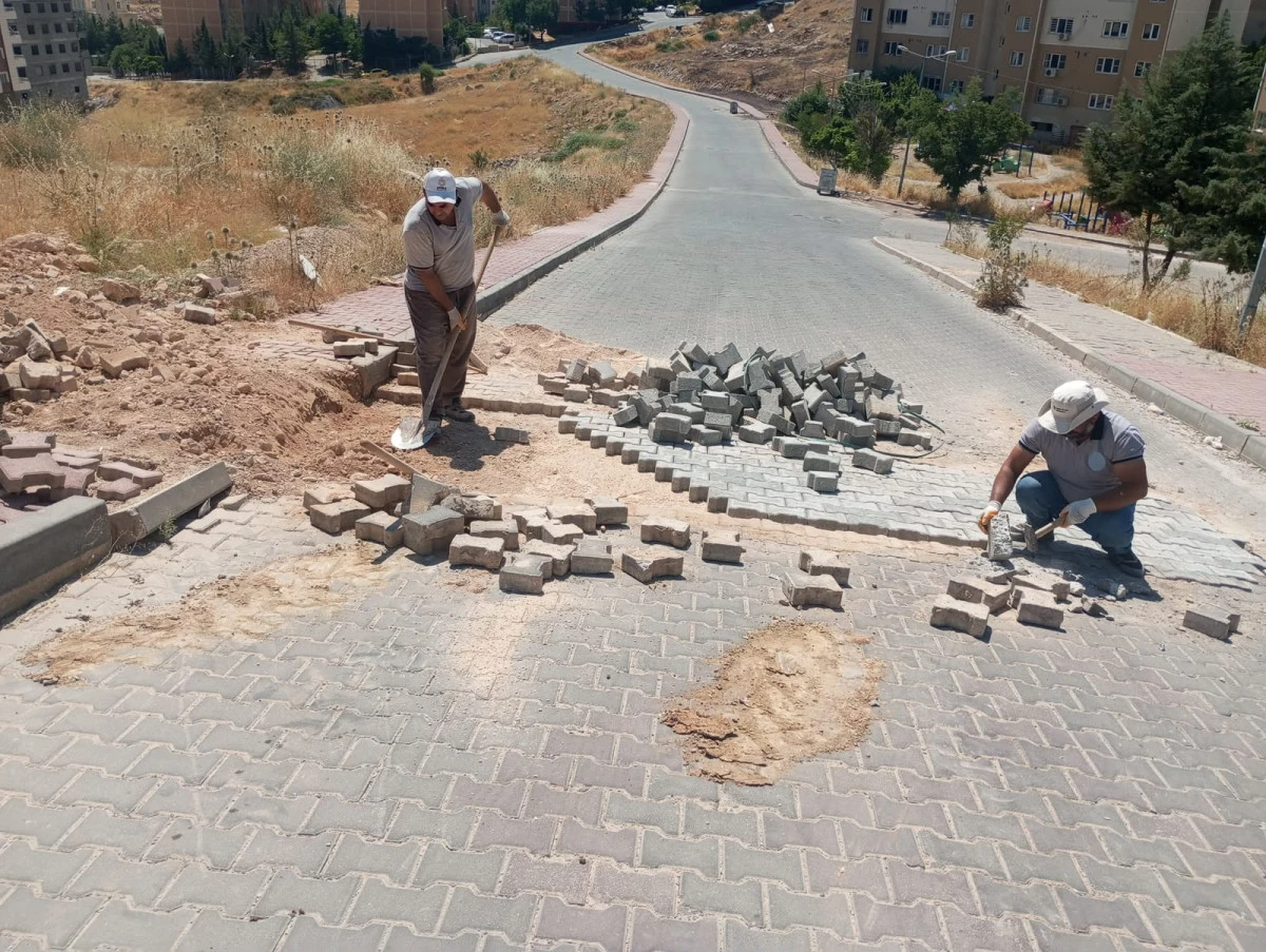 Artuklu Belediyesi Ekiplerinin Yol Onarım &Ccedil;alışmaları Devam Ediyor