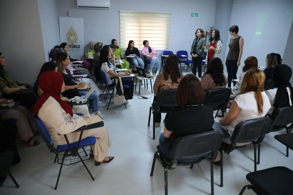 Artuklu Belediyesi Ev Sahipliğinde “Toplumsal Cinsiyet Eğitimi ve Kadın Dayanışma Atölyesi” Gerçekleştirildi