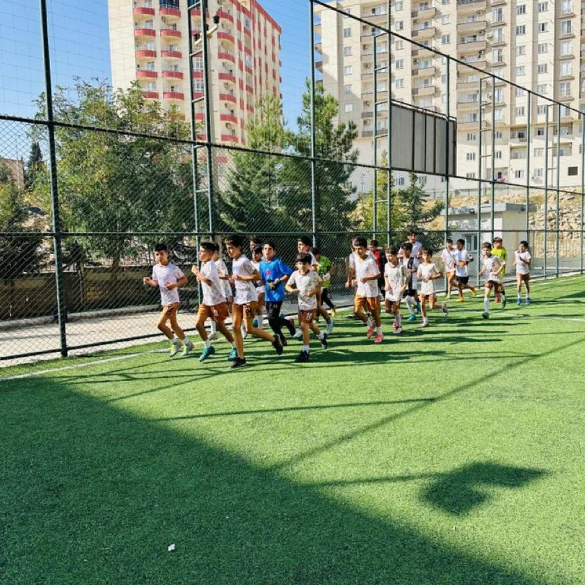 Artuklu Belediyesi Futbol Antrenmanları S&uuml;r&uuml;yor