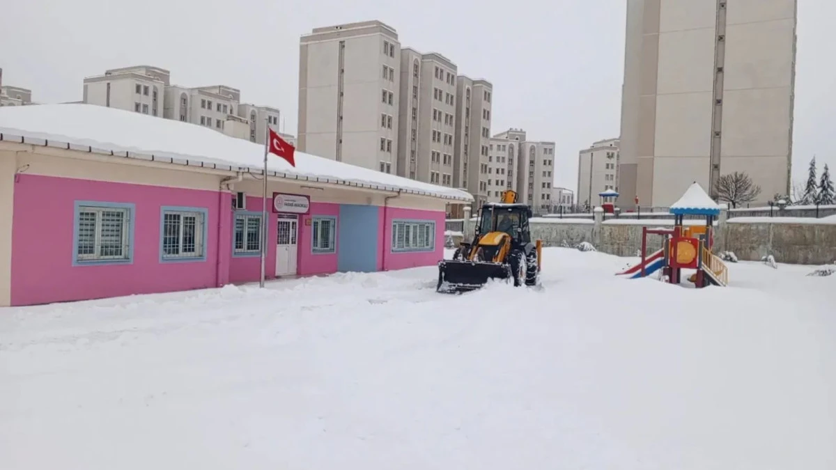 Artuklu Belediyesi okul bah&ccedil;elerindeki karları temizledi