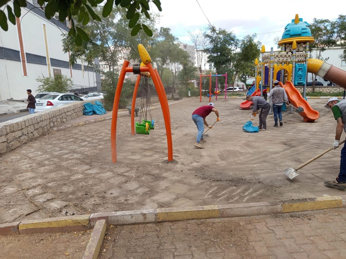 Artuklu Belediyesi Parklarda Bakım ve Yenileme &Ccedil;alışmalarını S&uuml;rd&uuml;r&uuml;yor