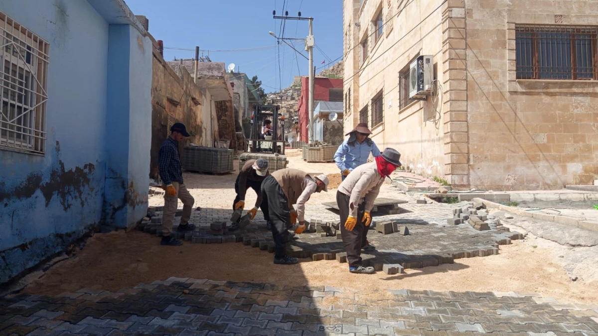 Artuklu Belediyesi Sara&ccedil;oğlu Mahallesi&rsquo;nde Yol Yenileme &Ccedil;alışmalarını S&uuml;rd&uuml;r&uuml;yor