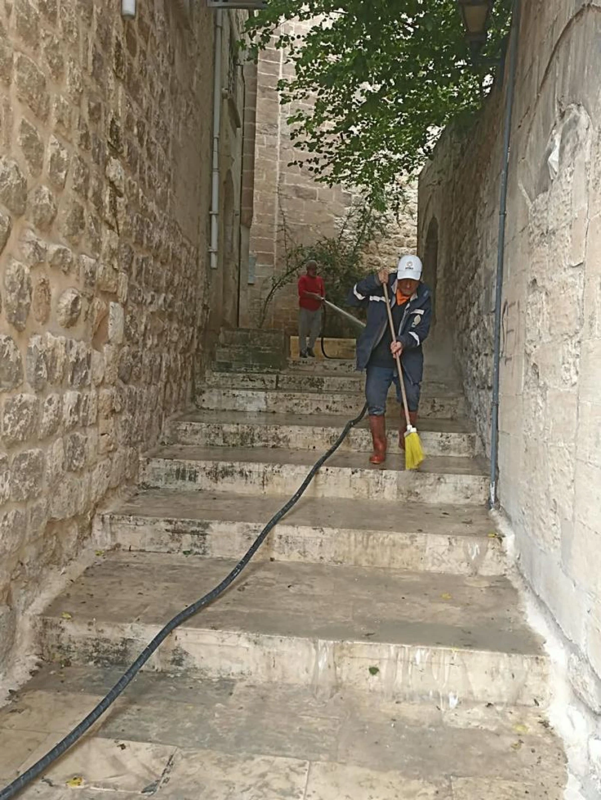 Artuklu Belediyesi Tarihi Sokakları K&ouml;p&uuml;kl&uuml; Suyla Temizliyor