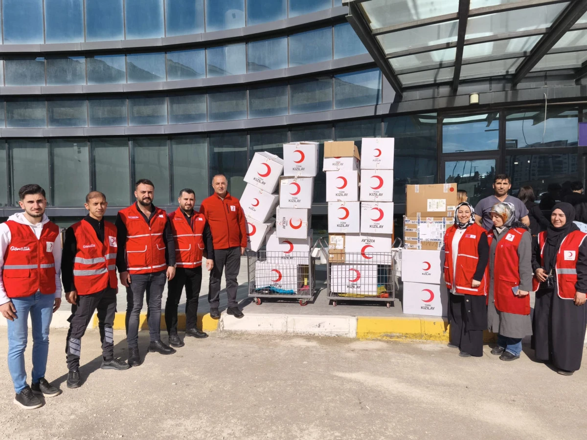 Artuklu Kızılay&rsquo;dan &Ccedil;ocuklara Kıyafet Desteği
