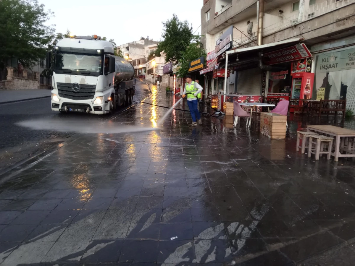 Artuklu Tarihi 1. Cadde K&ouml;p&uuml;k ve Tazyikli Suyla Yıkandı