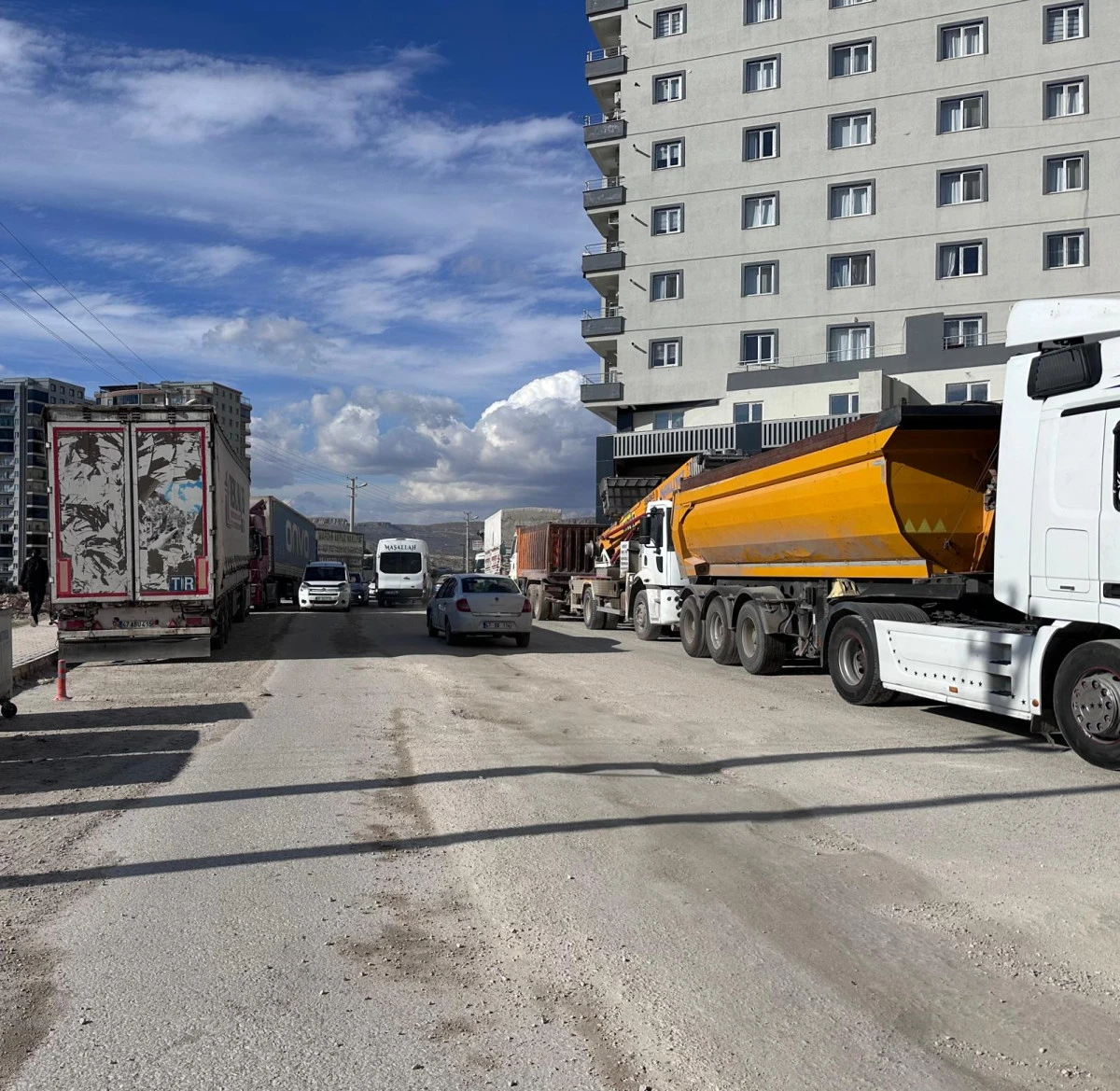 Artuklu&rsquo;da Caddeler İşgal Altında: Vatandaş Tepkili