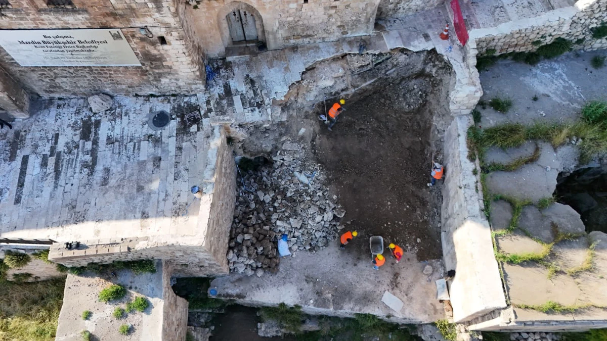 Artuklu&rsquo;da G&ouml;&ccedil;&uuml;k Oluşan Tarihi Sokakta Onarım &Ccedil;alışmaları Başlatıldı