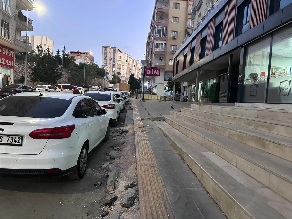 Artuklu&rsquo;da G&uuml;zel &Ccedil;alışmalar, Sıra Kaldırımlarda