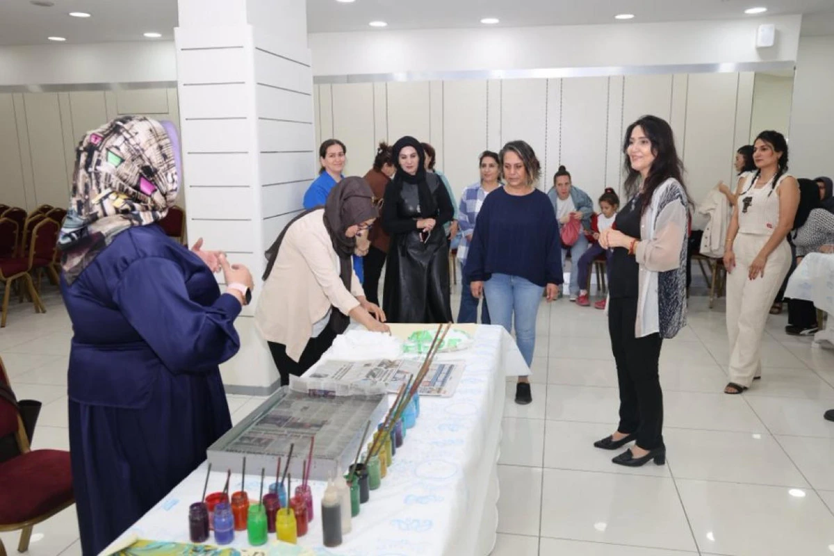 Artuklu&rsquo;da Kadınlar Ebru Sanatıyla Buluştu