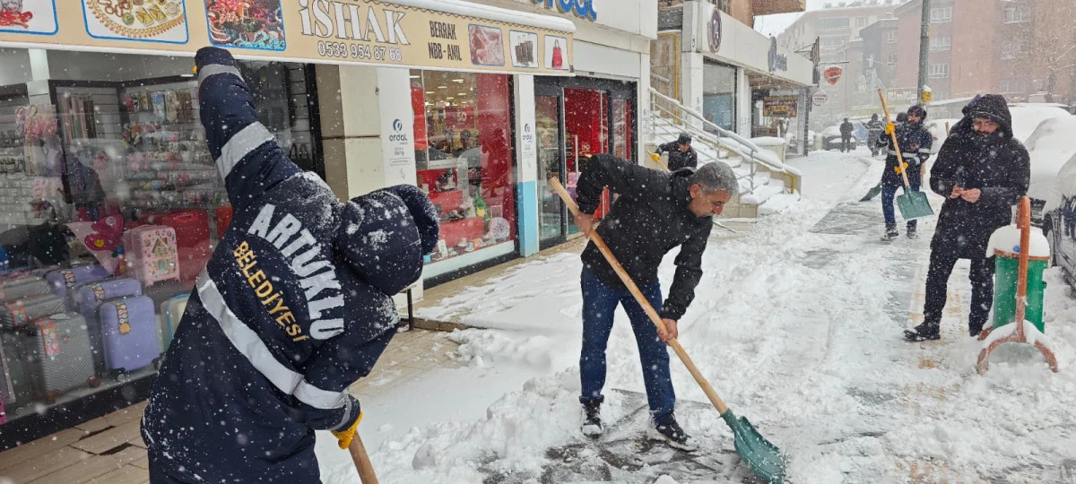 Artuklu&rsquo;da Kaldırımlarda Kar Temizliği &Ccedil;alışmaları Yapıldı