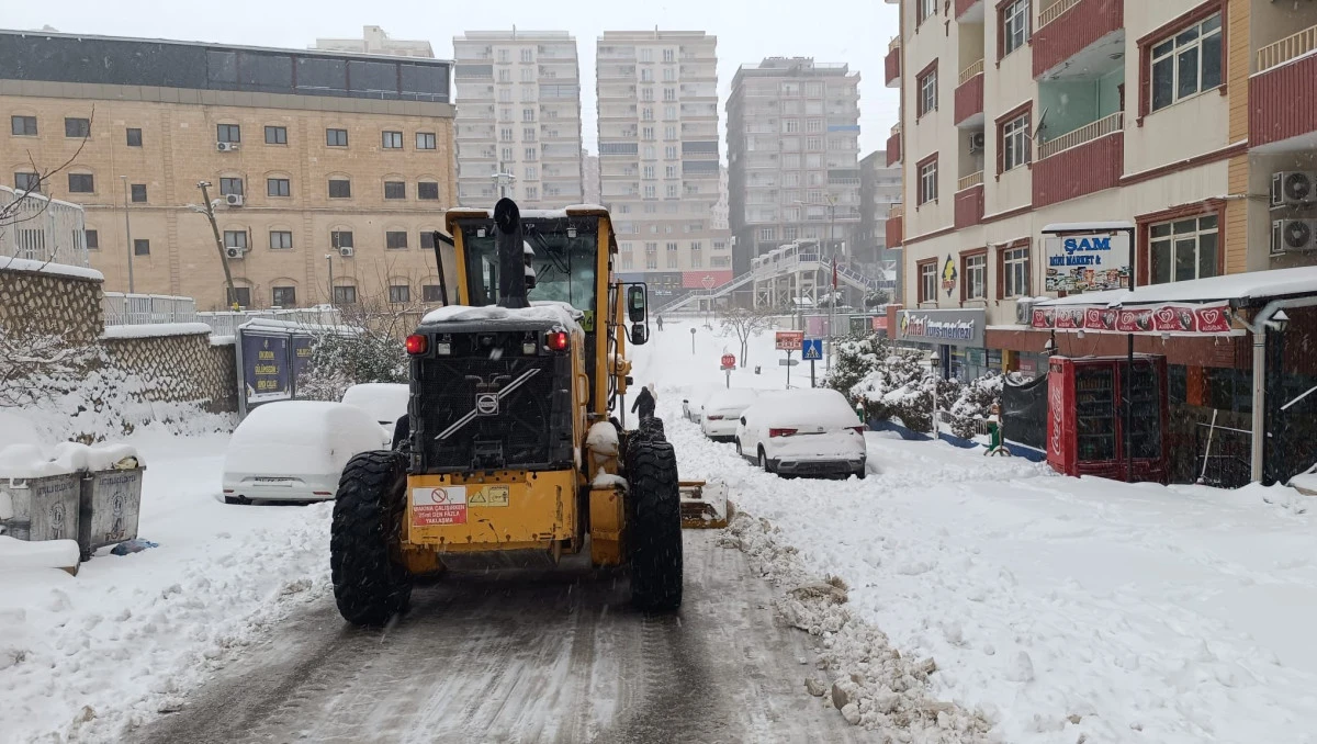 Artuklu&rsquo;da Karla M&uuml;cadele &Ccedil;alışmaları Aralıksız S&uuml;r&uuml;yor
