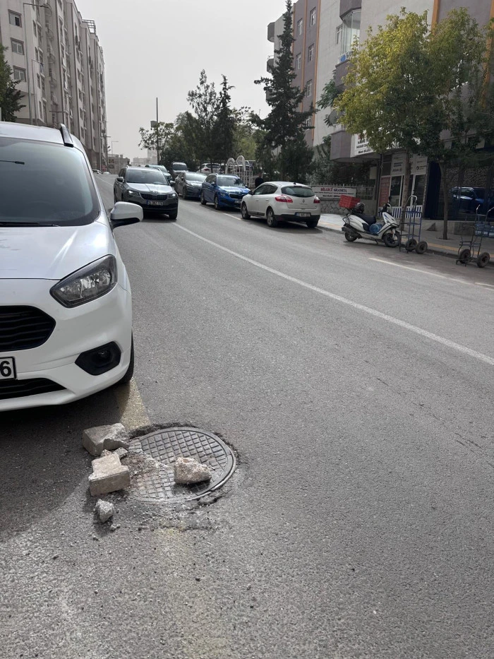 Artuklu&rsquo;da Kırık Logar Kapağı Kazalara Davetiye &Ccedil;ıkarıyor!