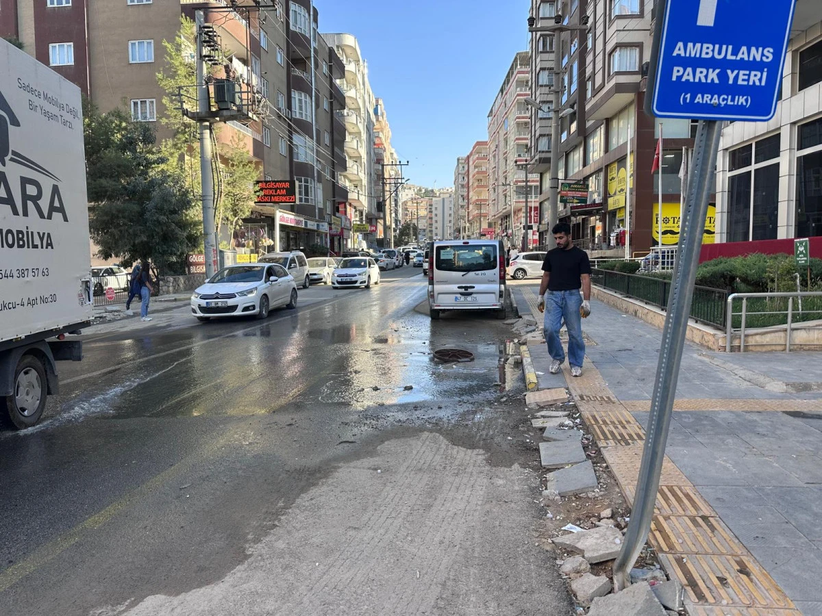 Artuklu&rsquo;da Logar Patladı: Kanalizasyon Suyu Caddeye Taştı