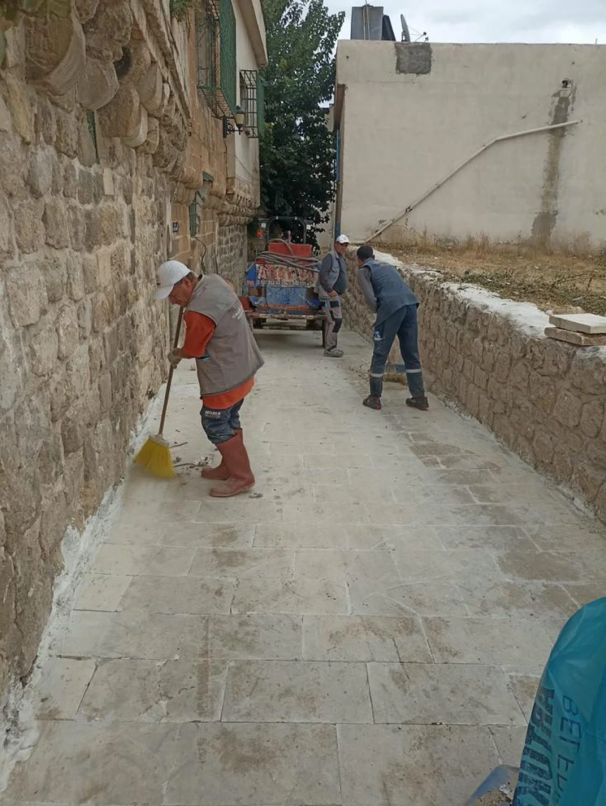 Artuklu&rsquo;da Tarihi Sokaklar K&ouml;p&uuml;kl&uuml; suyla Yıkanıyor