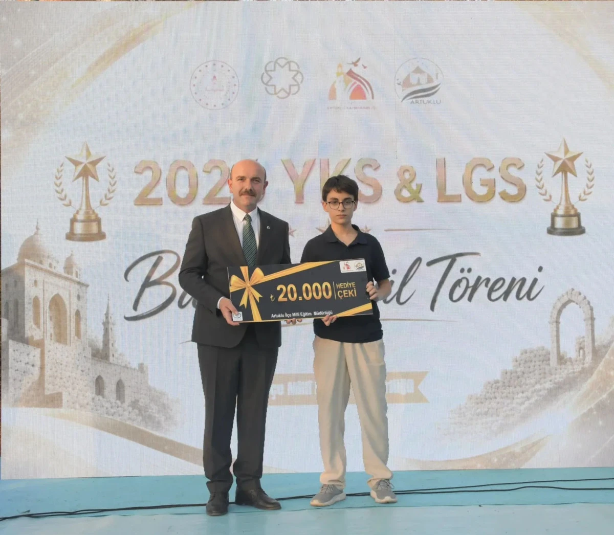 Artuklu'da YKS ve LGS Başarısı &Ouml;d&uuml;llendirildi