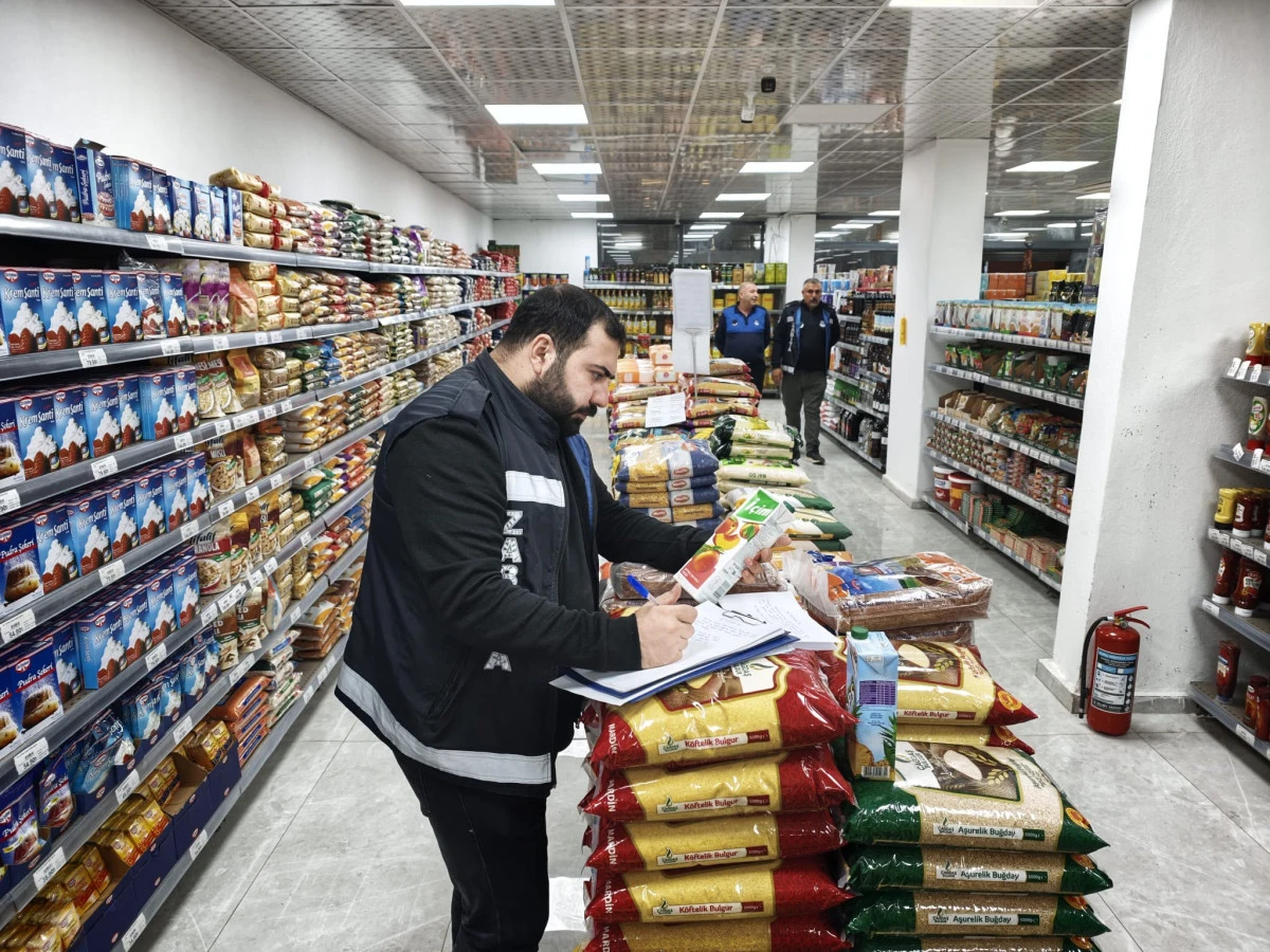 Artuklu&rsquo;da Zabıta Ekiplerinden Zincir Market Denetimi: Tarihi Ge&ccedil;miş 28 &Uuml;r&uuml;n Tespit Edildi