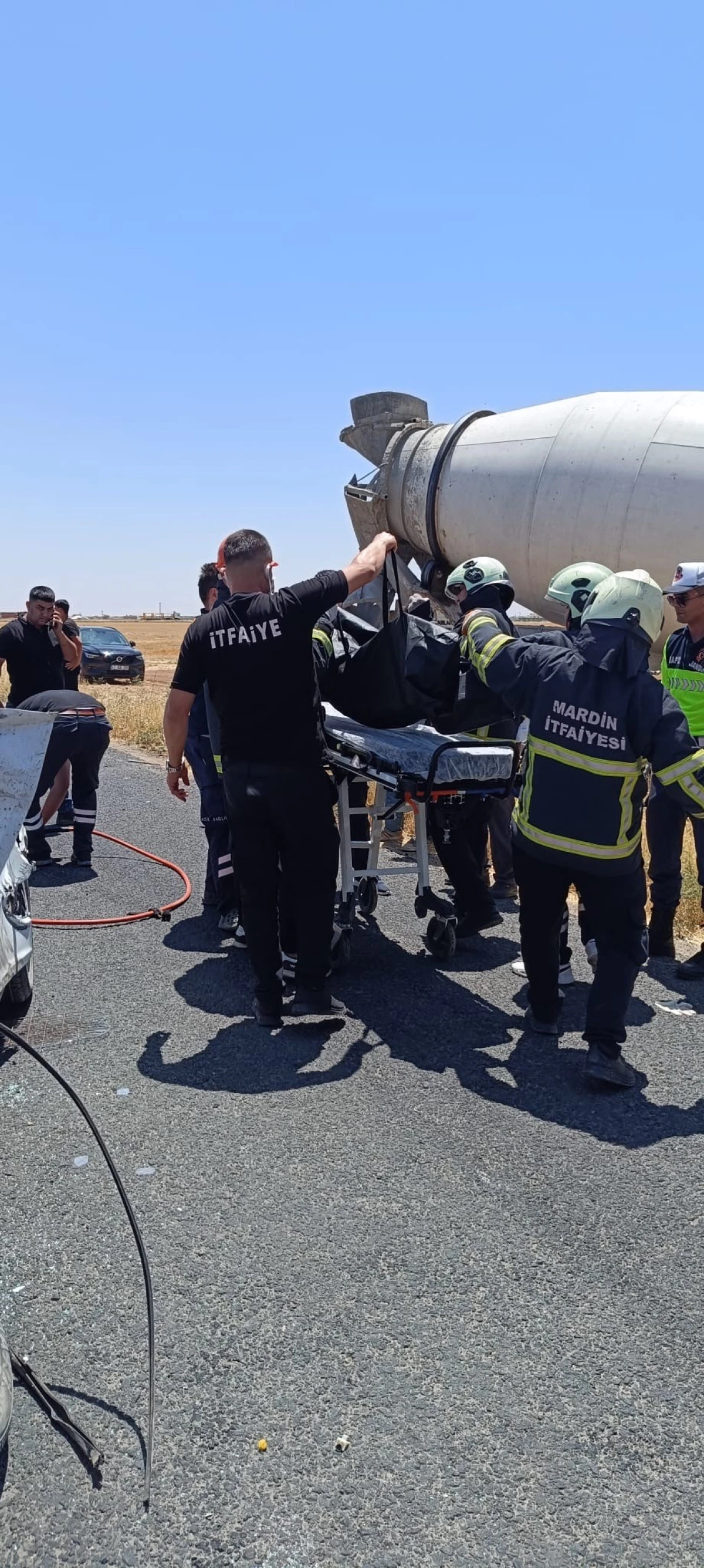 Beton mikseri ile otomobil çapıştı: 2 ölü, 1 yaralı