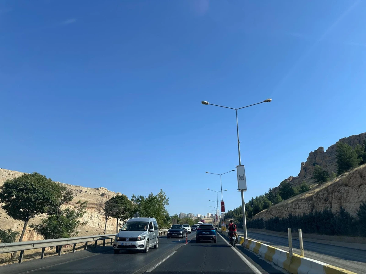 Bitmeyen Asfalt &Ccedil;alışması S&uuml;r&uuml;c&uuml;leri İsyan Ettirdi