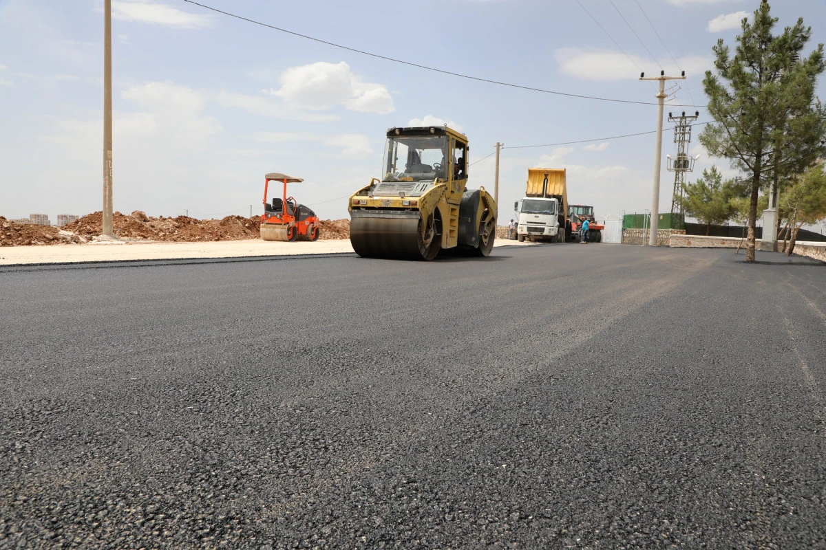 Büyükşehir Belediyesi, Midyat’ta Asfalt Çalışmalarını Sürdürüyor