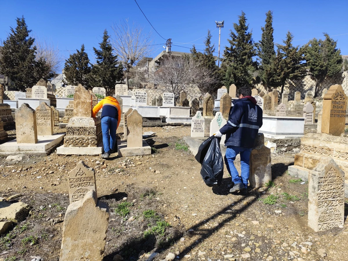 B&uuml;y&uuml;kşehir Belediyesinden Bayram &Ouml;ncesi Mezarlıklarda Temizlik &Ccedil;alışması