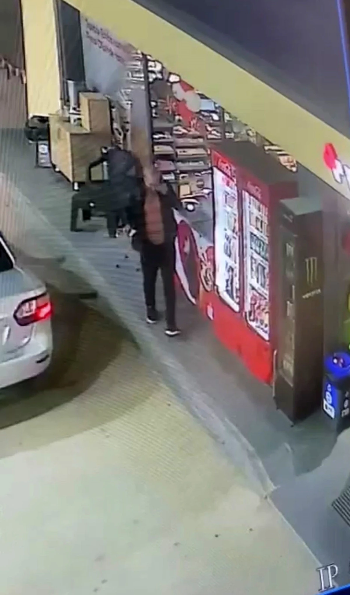 Cam kapıyı fark etmedi, kafasını çarpıp yere savruldu