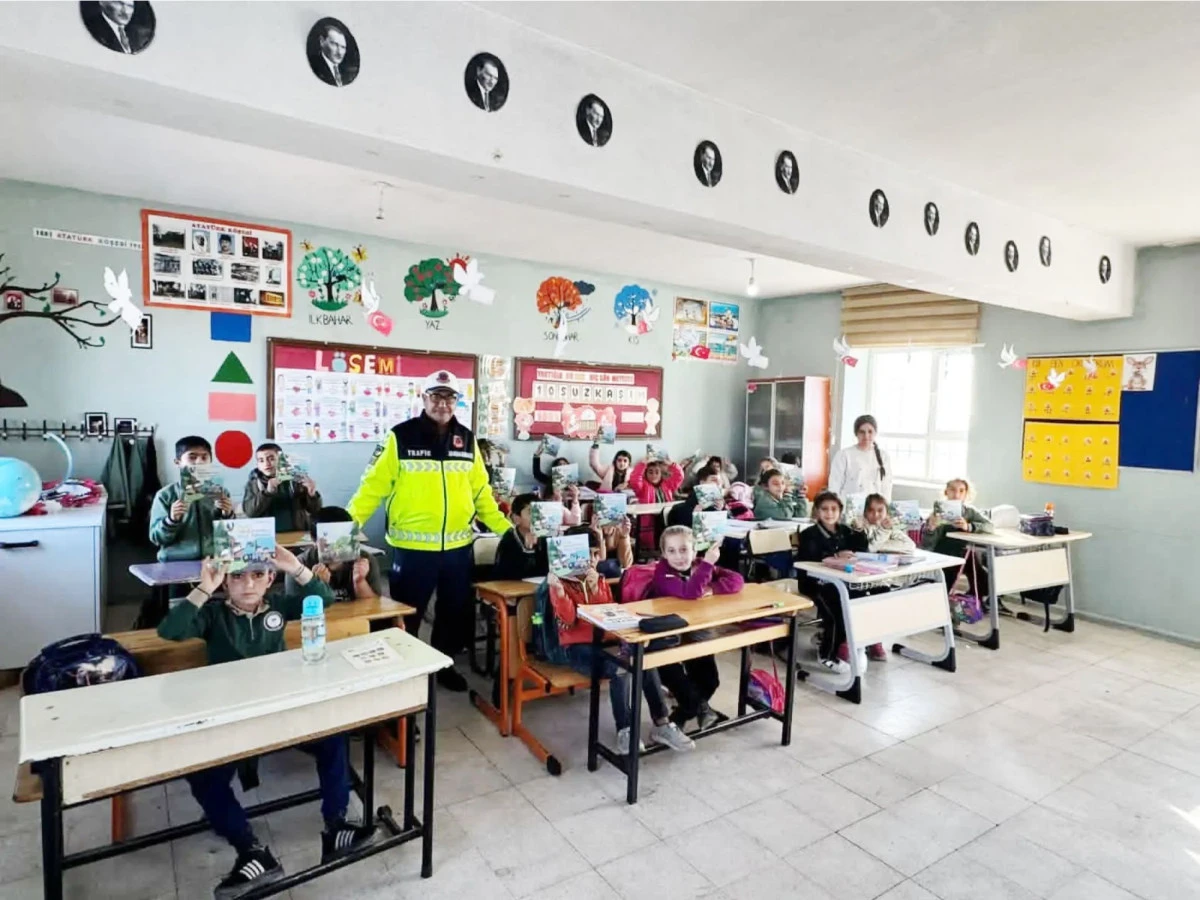 Derik'te Öğrenciler trafik güvenliğiyle Bilinçlendiriliyor