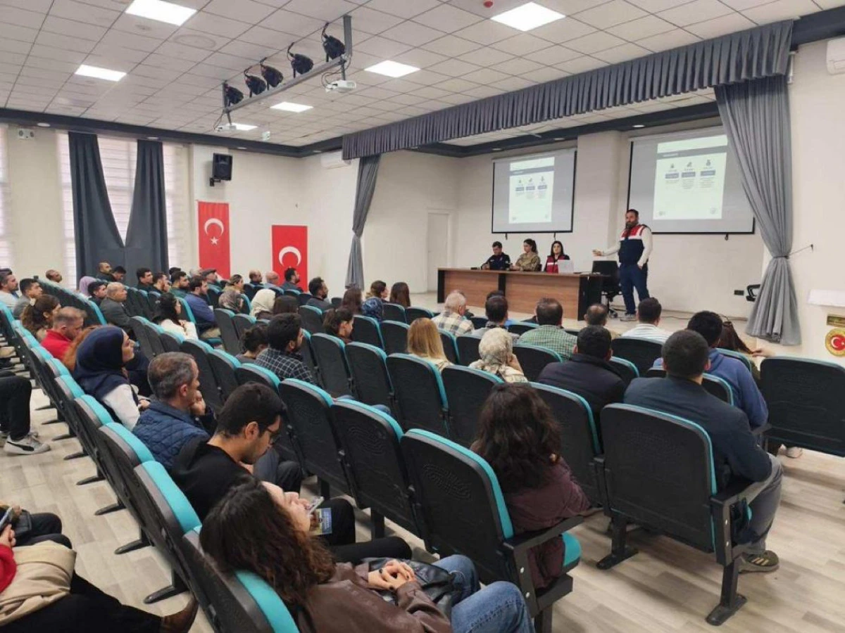 Derik&rsquo;te Okul Y&ouml;neticileri ve Rehber &Ouml;ğretmenlere Bağımlılıkla M&uuml;cadele Eğitimi
