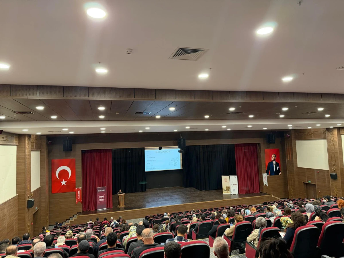 Dijital okuryazarlık ve kişisel veri farkındalığı seminerleri devam ediyor