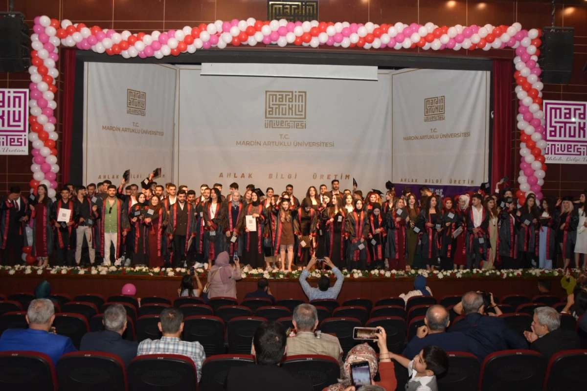 Dillerin ve Halkların Buluştuğu Üniversite: MAÜ Mezunlarını Uğurladı 