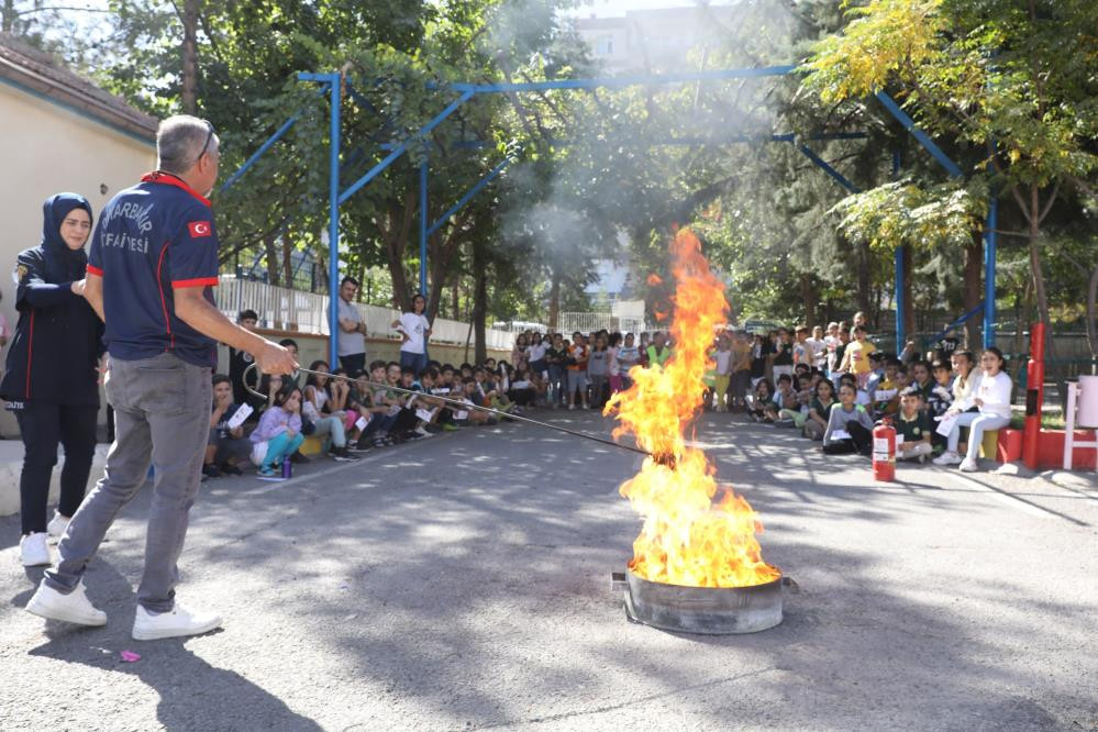 Diyarbakır itfaiyesinden 3 bin 500 öğrenciye yangın eğitimi