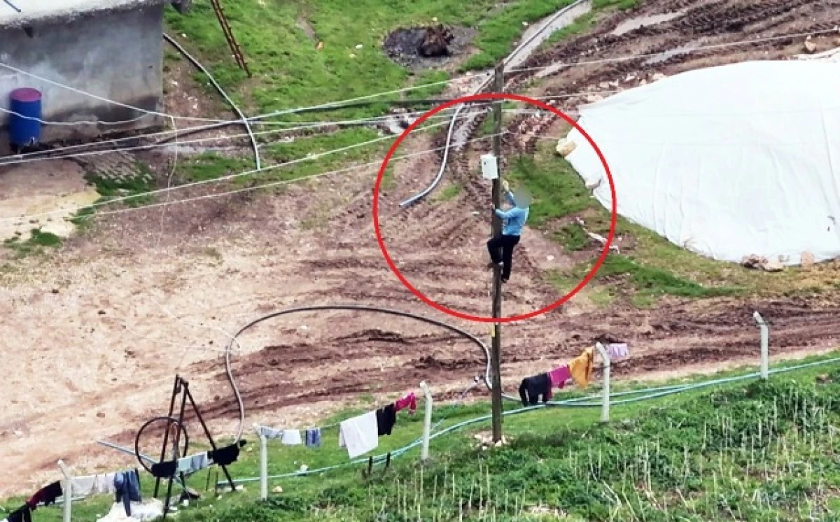 Dronu g&ouml;ren şahıs direğe tırmanıp ka&ccedil;ak hattı s&ouml;kt&uuml;