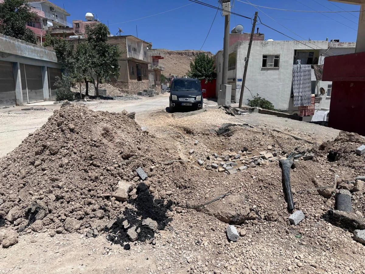 Ensar Mahallesinde yollar toz toprak içinde