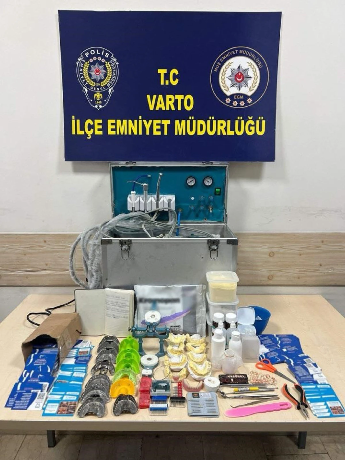 Evini kliniğe d&ouml;n&uuml;şt&uuml;ren sahte diş&ccedil;i yakalandı