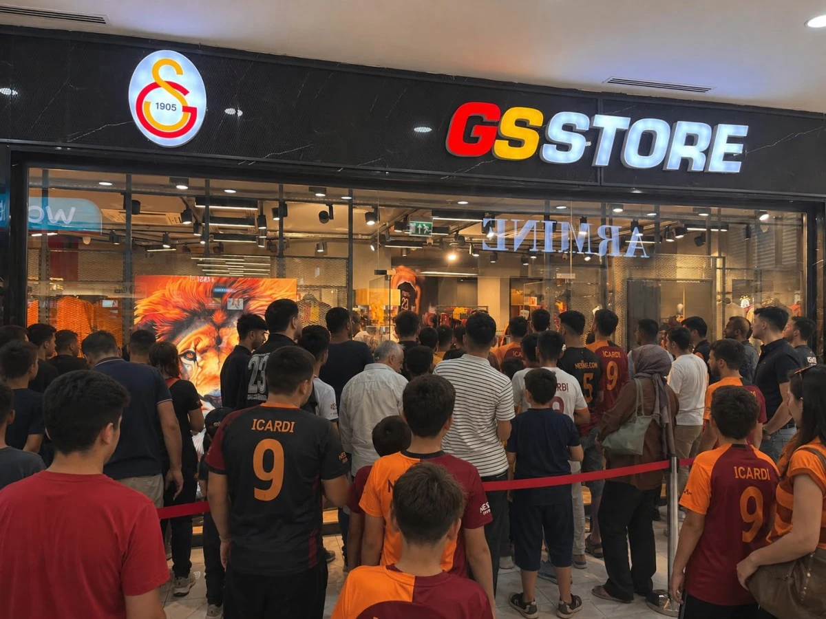 Galatasaray'ın şampiyonluk kupası Mardian Mall'da taraftarlarla buluştu