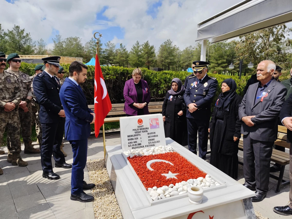Gara şehidi polis memuru Vedat Kaya mezarı başında anıldı