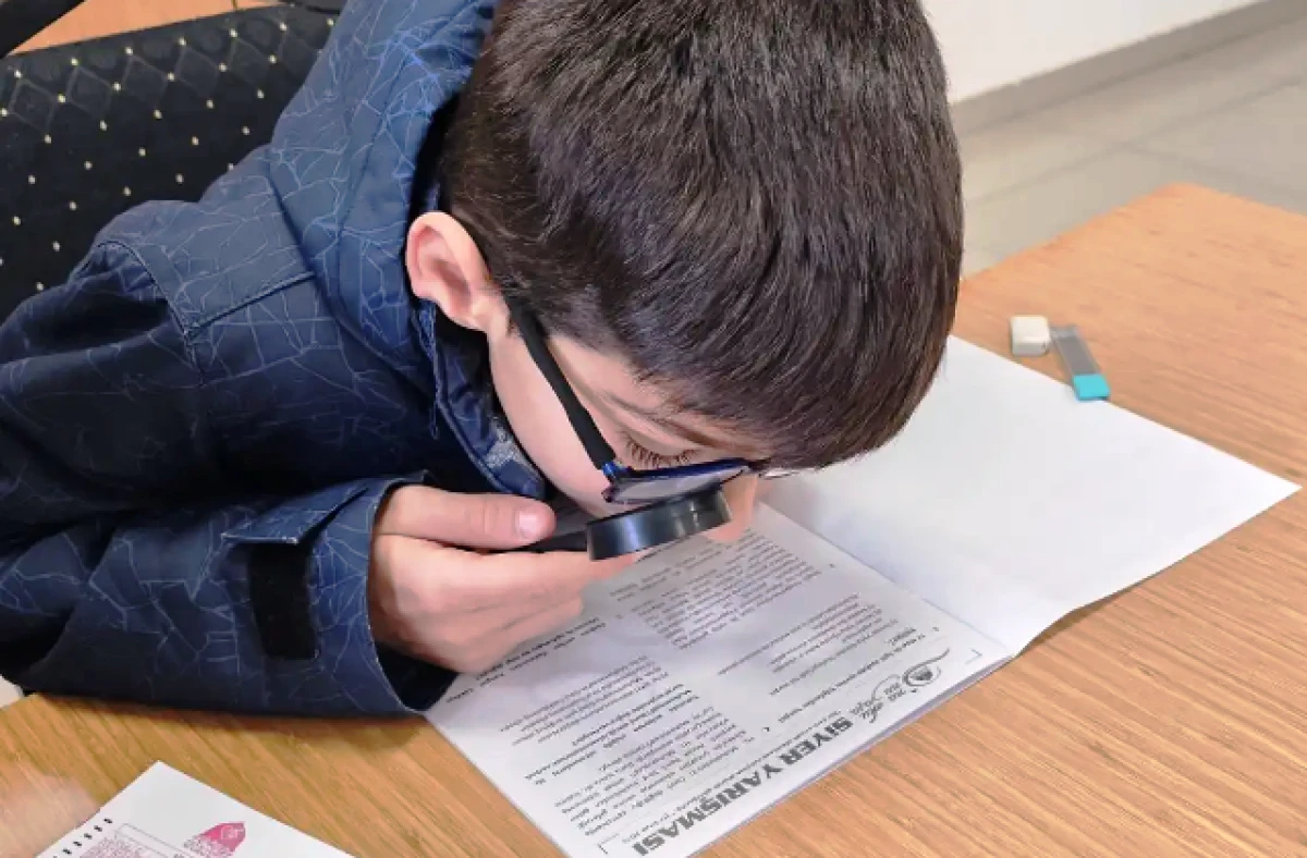 G&ouml;zlerinden rahatsız olan &ccedil;ocuk, Siyer Yarışması&rsquo;na elinde mercekle katıldı