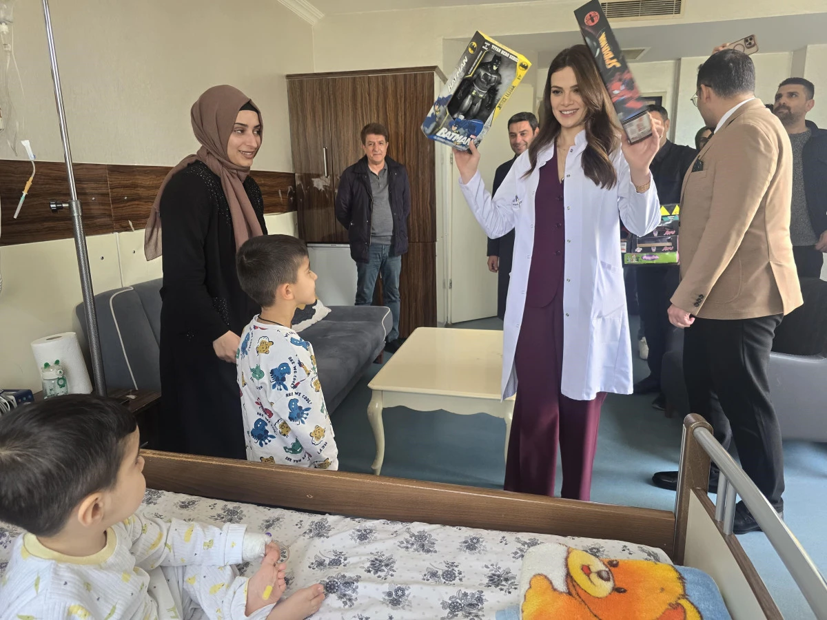 'G&uuml;l&uuml;mse Midyat: Umut &Ccedil;ocuklarda' Projesine sanat&ccedil;ılardan destek