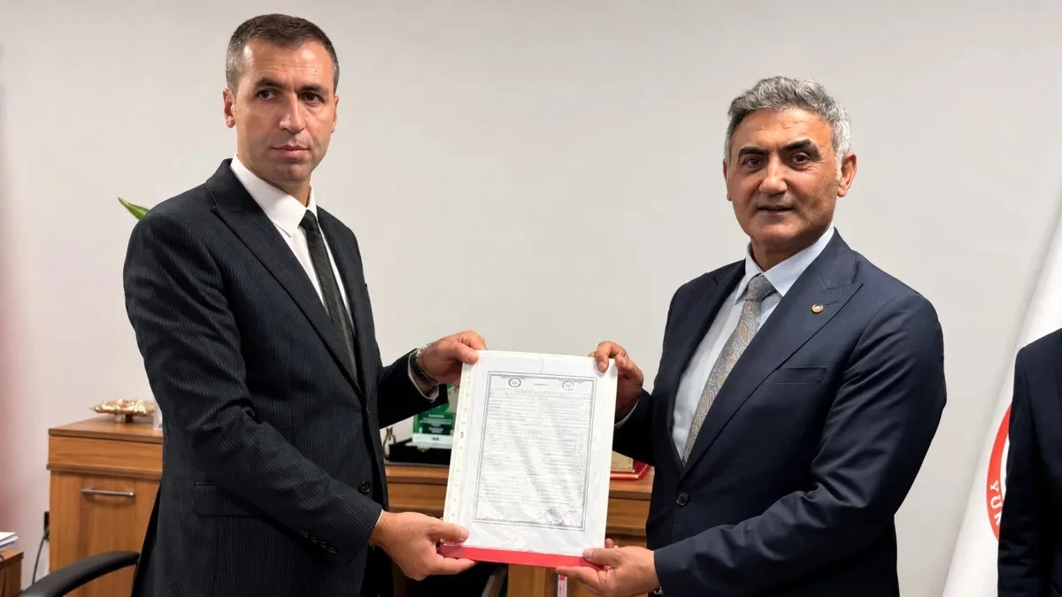 Hatip &Ccedil;elik mazbatasını aldı
