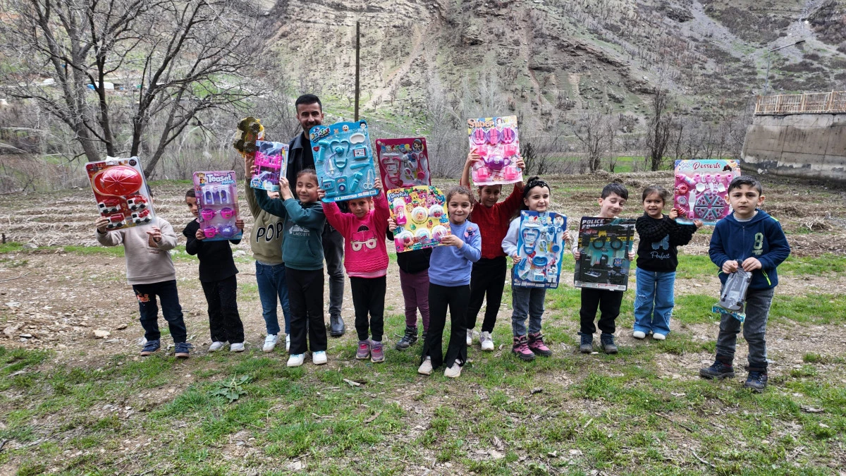 Hayırsever polisten binlerce &ouml;ğrenciye anlamlı destek