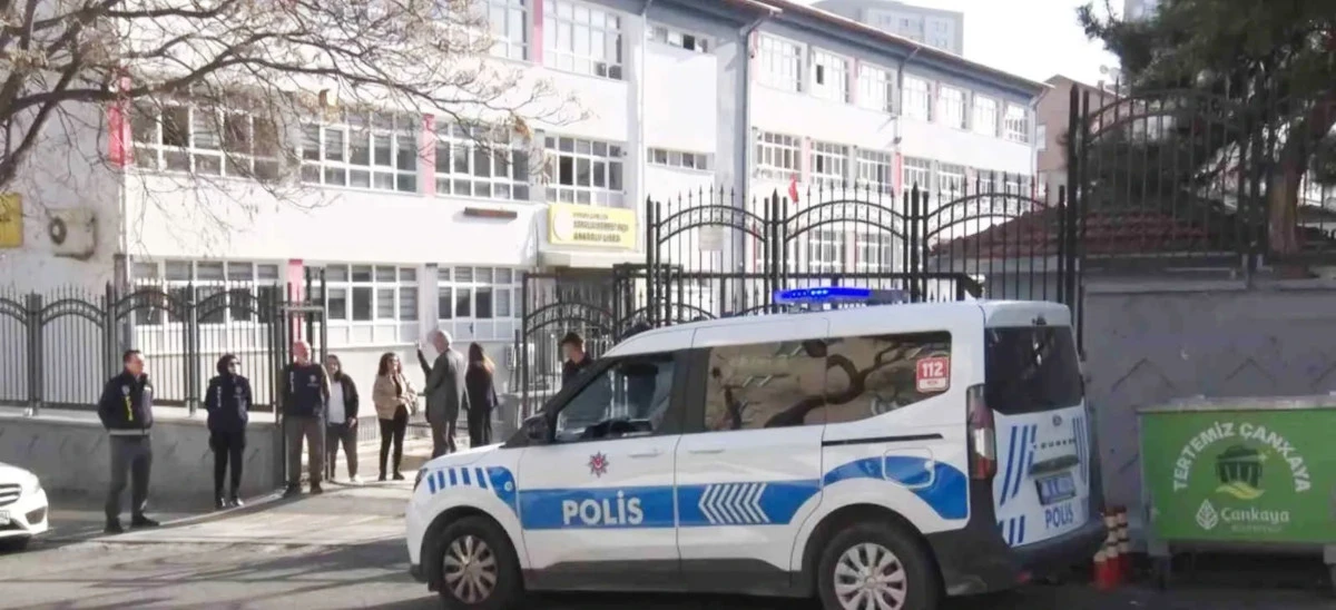 Her okul &ouml;n&uuml;ne iki polis g&ouml;revlendirildi!