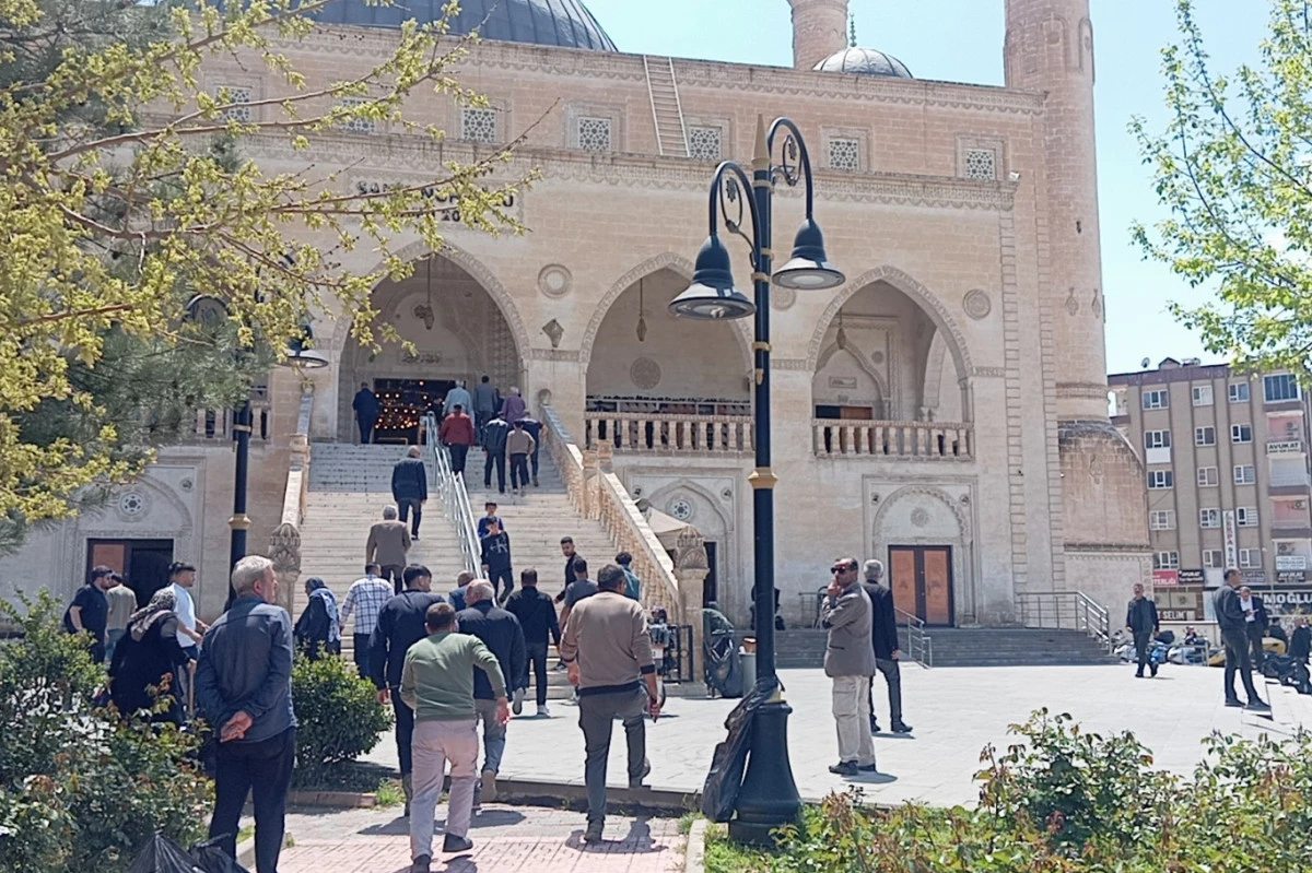 İş&ccedil;i kutlamalarının Cuma namazına denk getirilmesine tepki