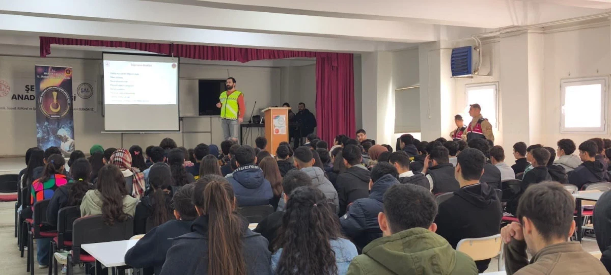 Jandarmadan &ouml;ğrencilere siber g&uuml;venlik eğitimi