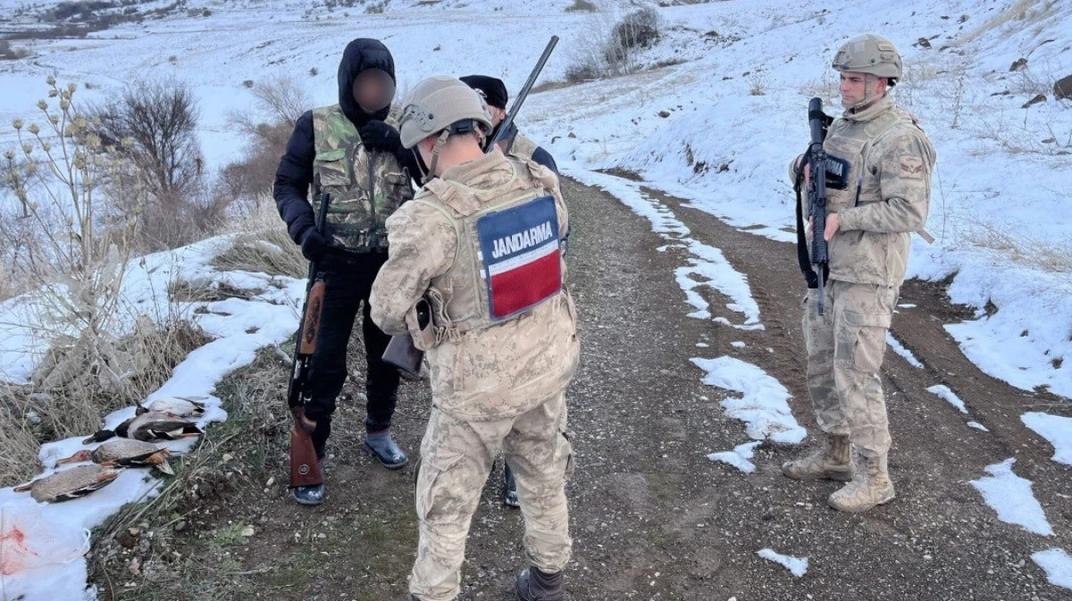 Ka&ccedil;ak avcılara ceza kesilirken ter&ouml;r ş&uuml;phelisi tutuklandı