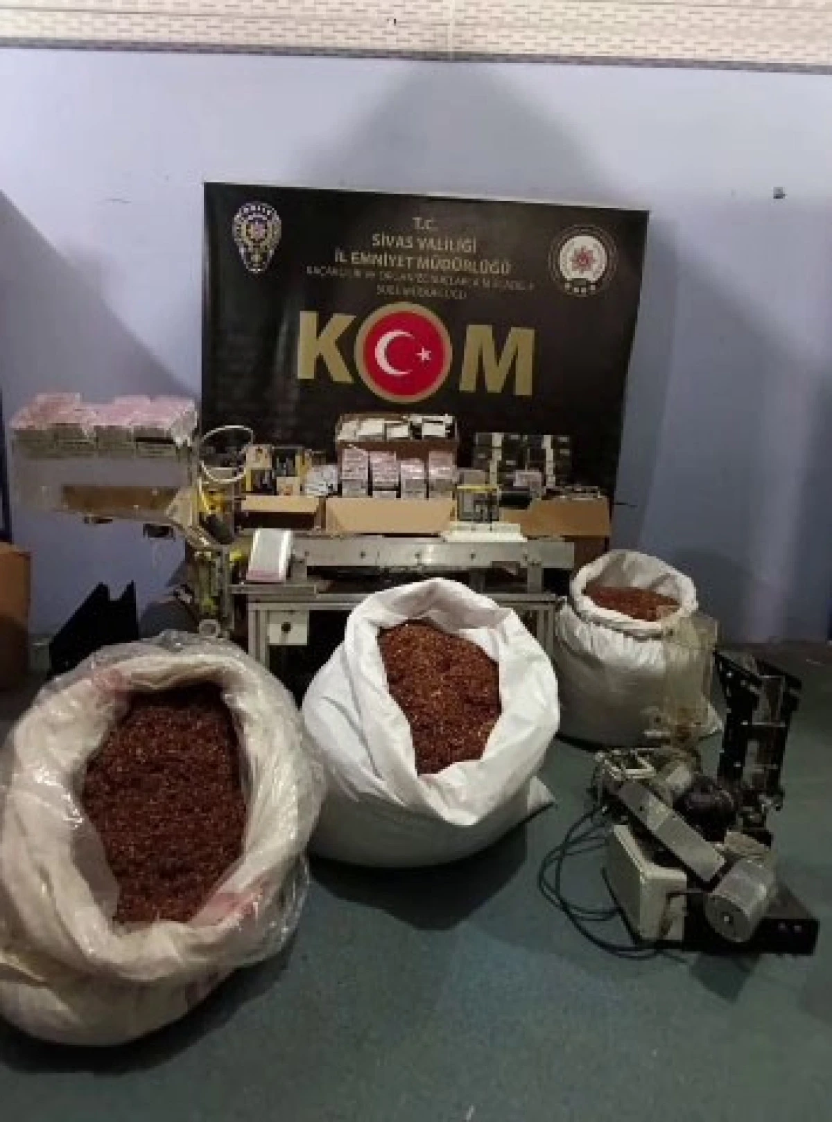 Kaçak sigaraları sararken yakalandılar