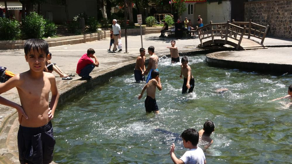 Karne Alan Çocuklar Soluğu Süs Havuzunda Aldı