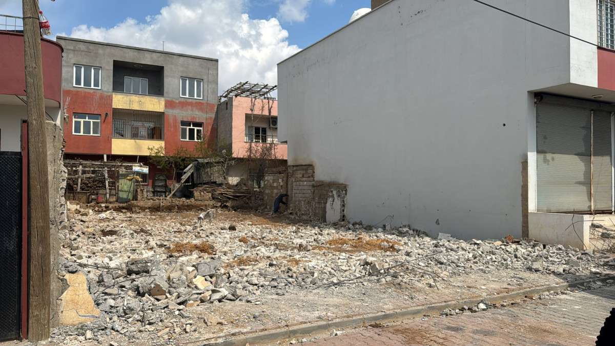 Kızıltepe Belediyesi Metruk Evin Yıkımını Gerçekleştirdi